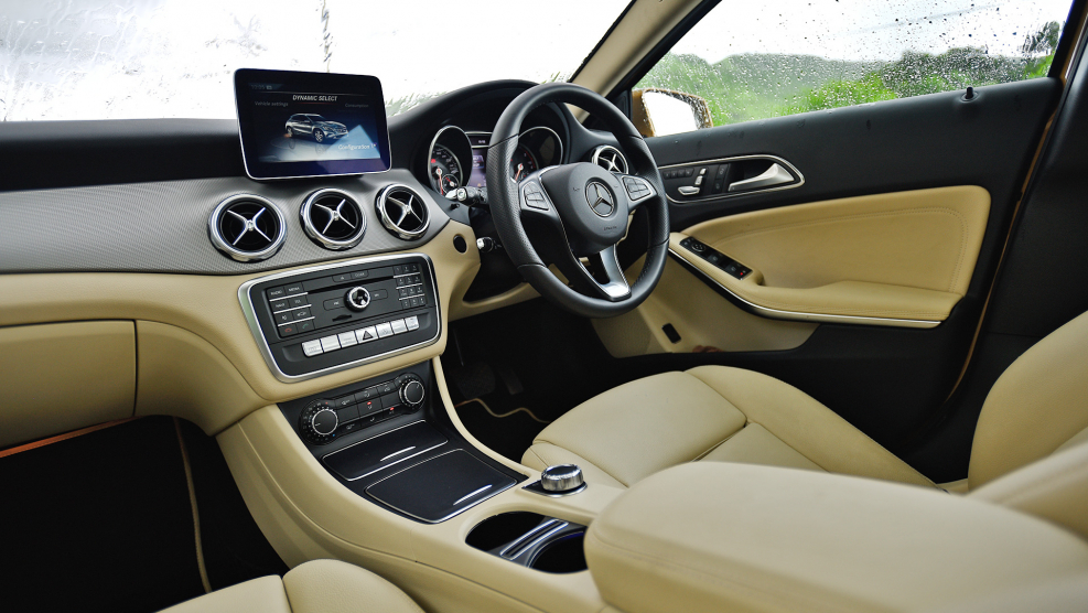 Mercedes GLA белый салон