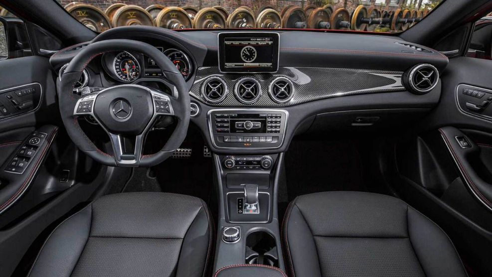 Мерседес GLA 45 AMG салон