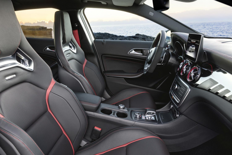 Mercedes Benz GLA 45 AMG салон