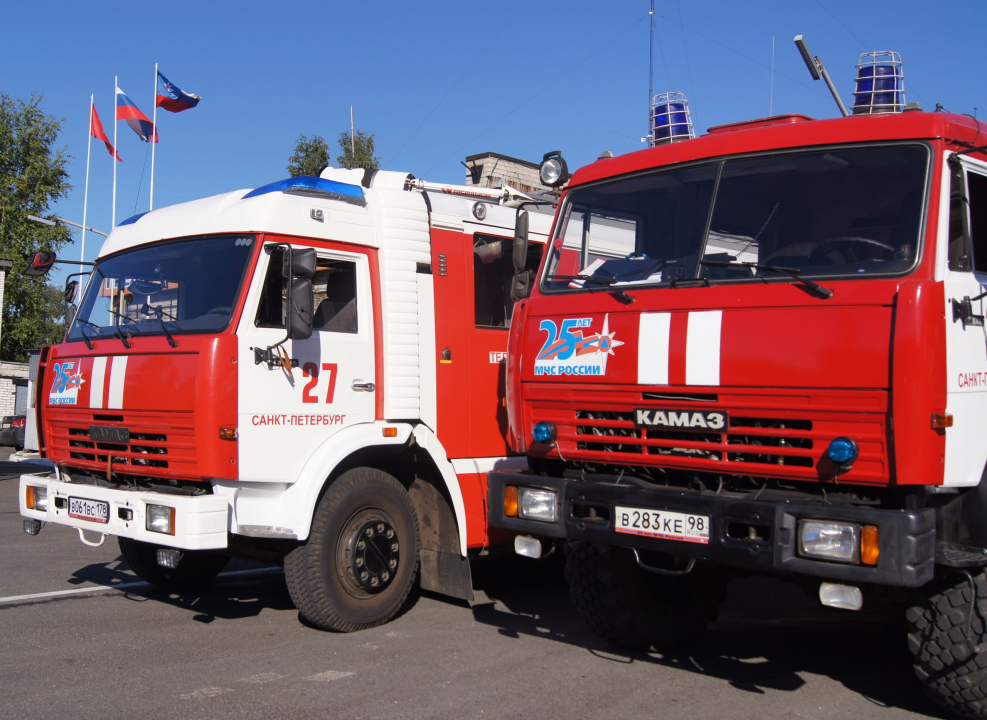 КАМАЗ МЧС 43118 красного цвета