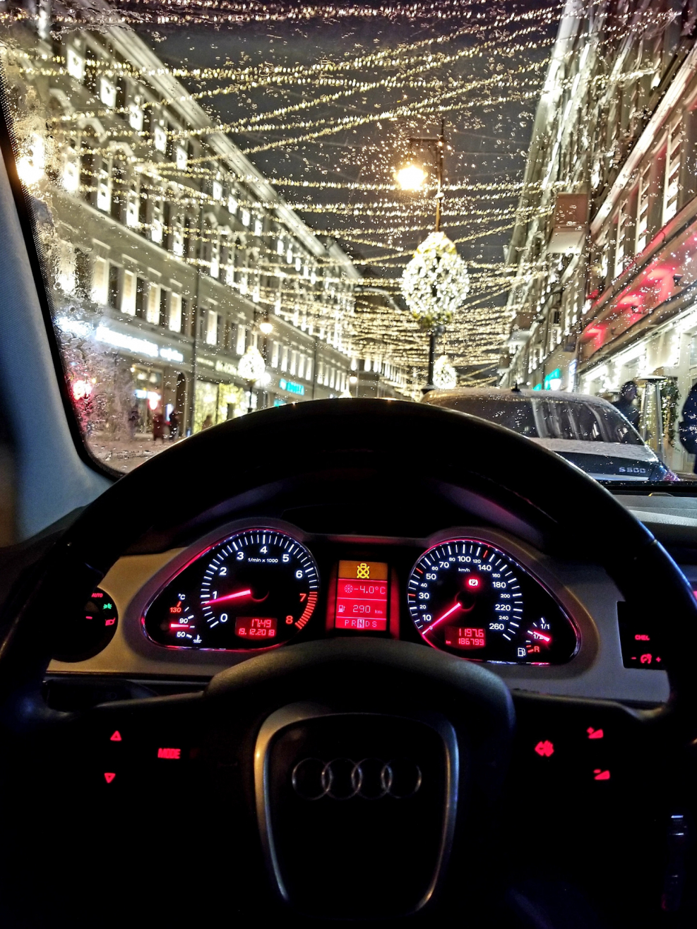 Вид из салона автомобиля