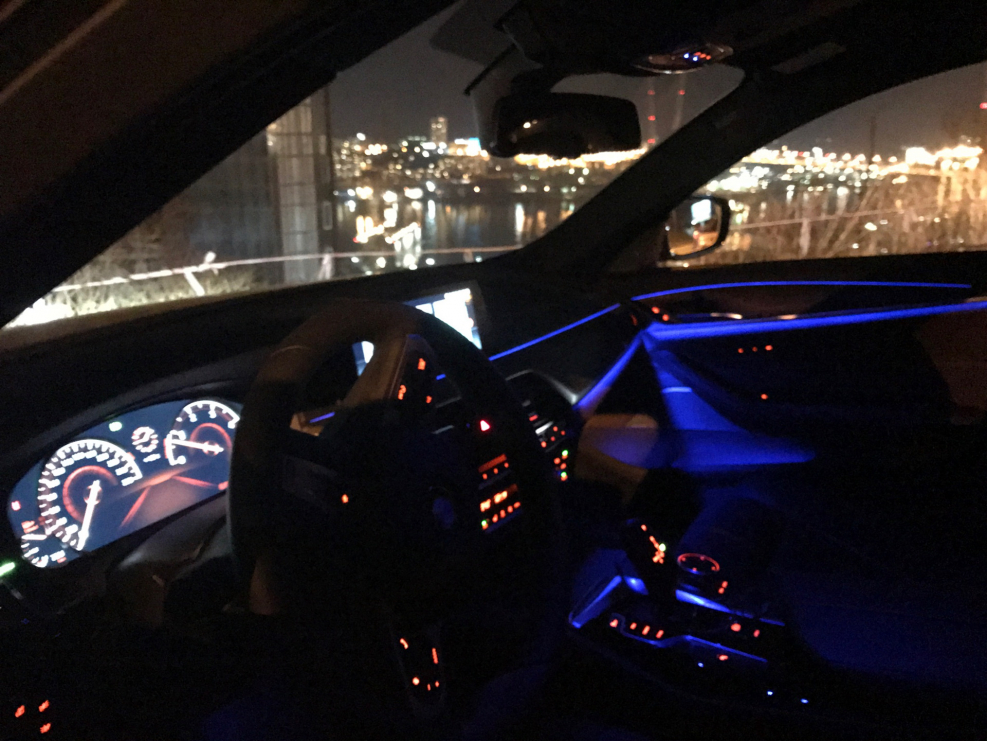БМВ м5 внутри ночью