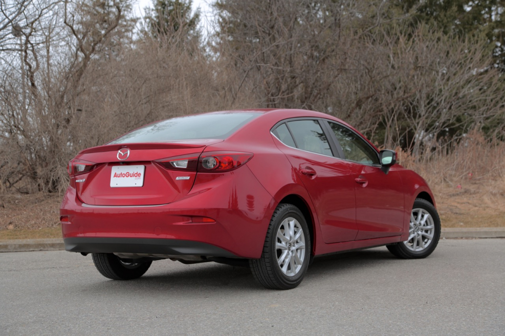 Mazda 3 сзади