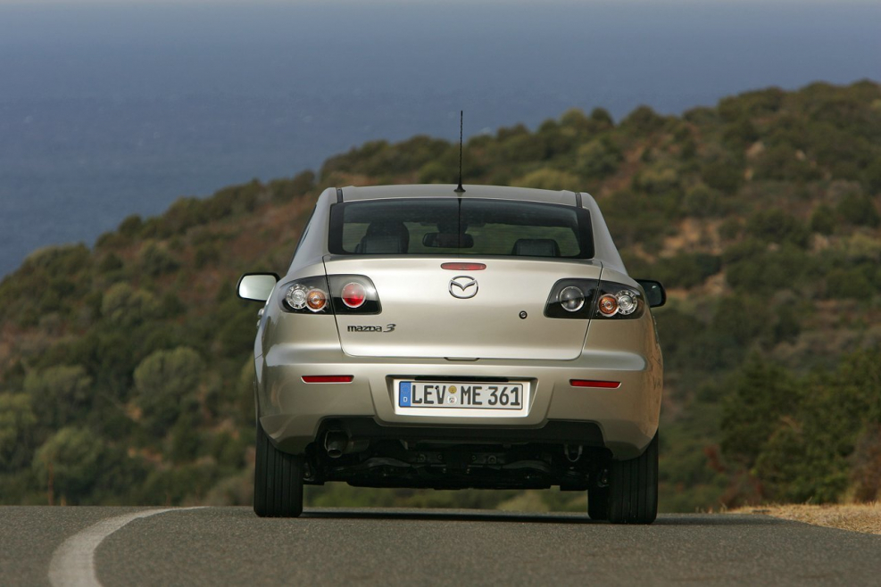 Mazda 3 BK седан вид сзади