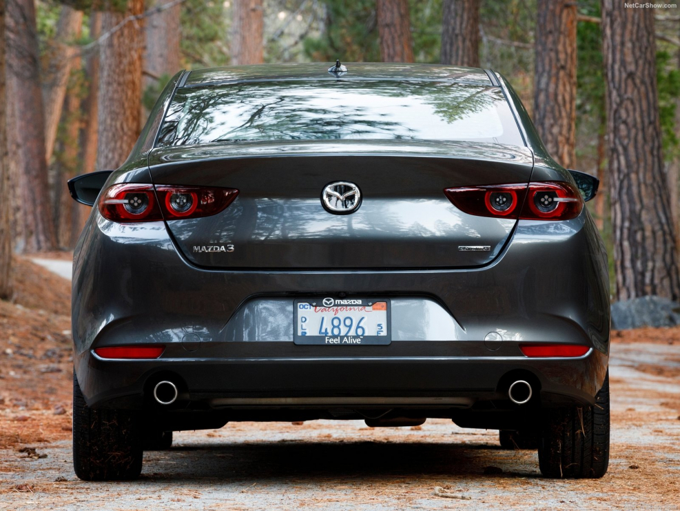 Mazda 3 седан черная сзади