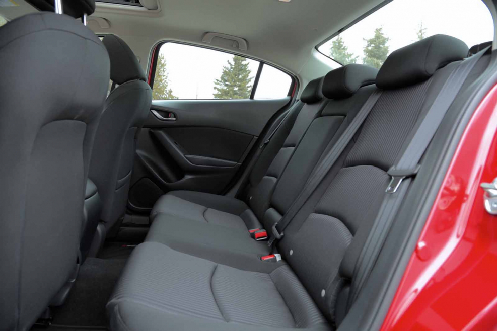 Mazda 3 2008 салон сзади