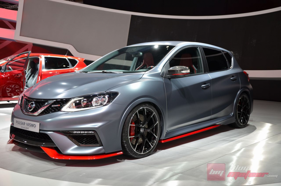 Nissan Pulsar на белом фоне