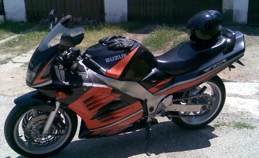 Suzuki RF 900