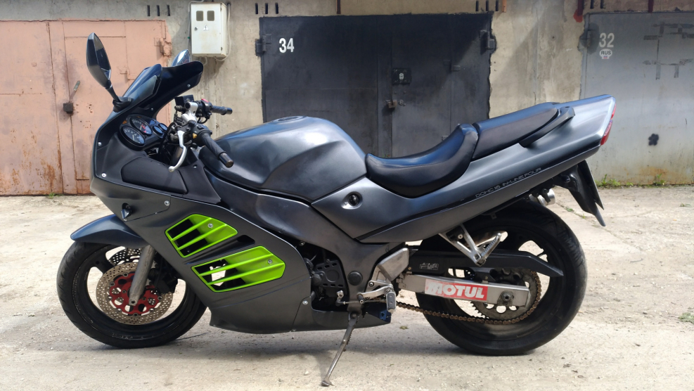 Suzuki RF 400 чёрного цвета