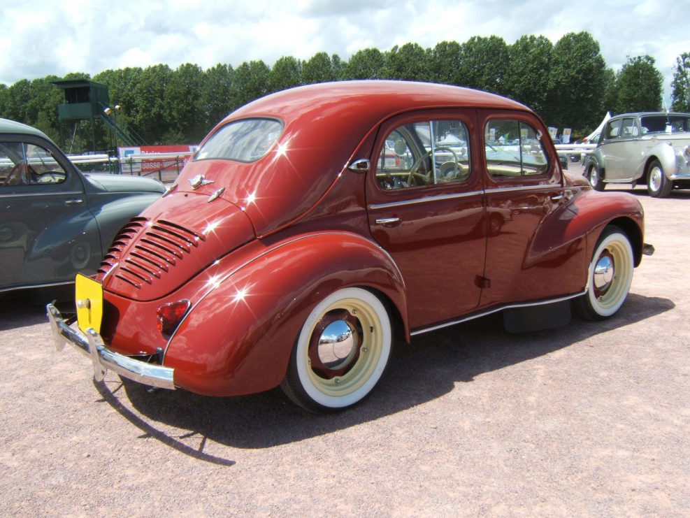 Renault 4cv Hino