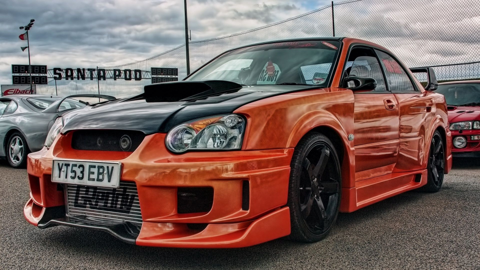Оранжевая Subaru Impreza WRX