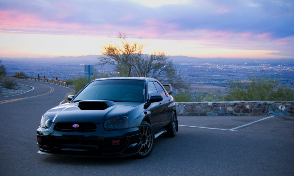 Белая Субару Импреза STI