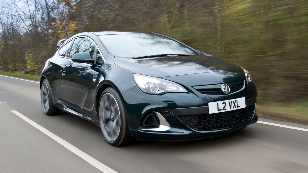Opel Astra GTC 2020 черная