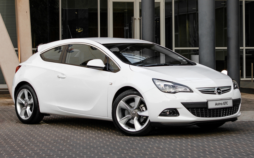 Опель Астра GTC белая