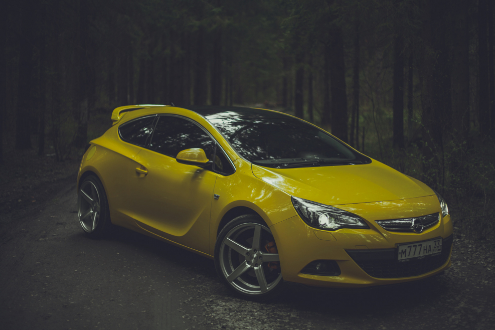Opel Astra GTC 2014 желтый