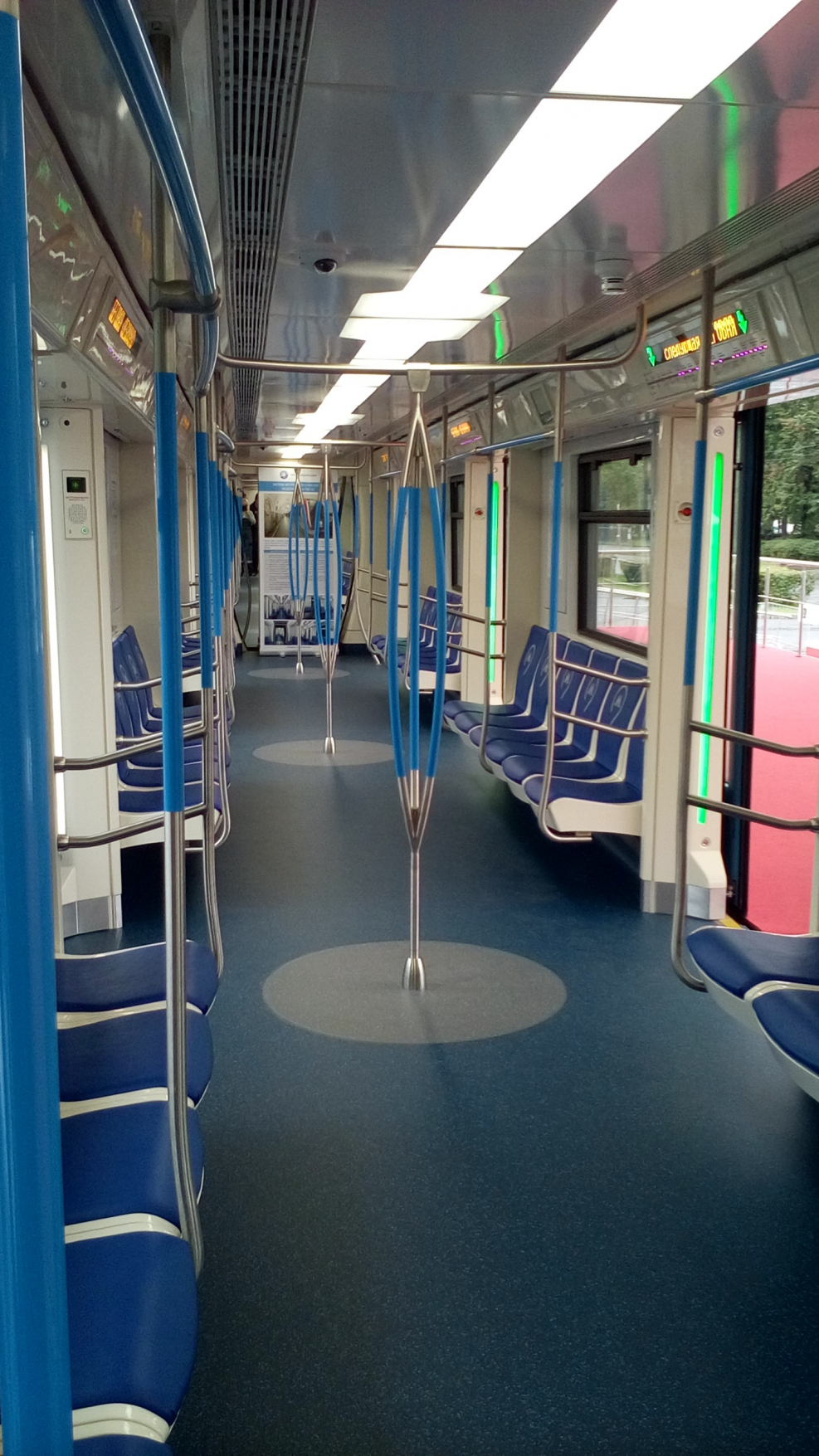 Вагон Московского метро изнутри