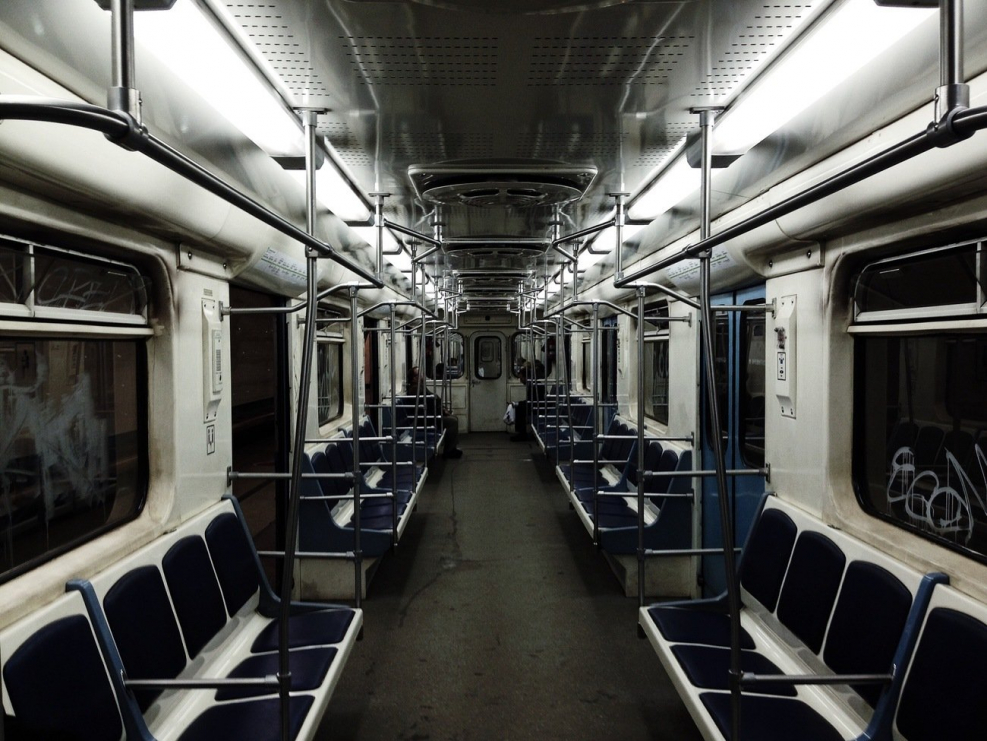 Пустой вагон метро