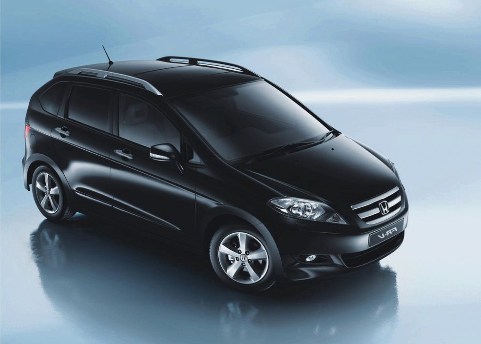 Honda fr v на белом фоне