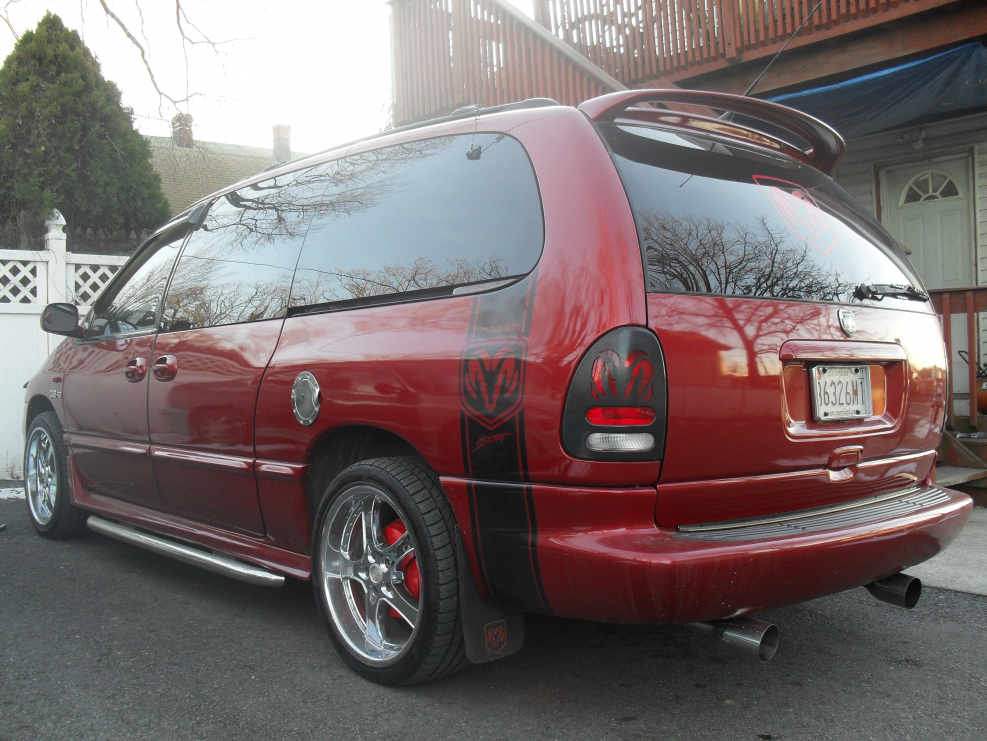 Тюнингованный dodge Caravan