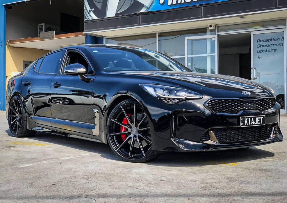 Kia Stinger черная