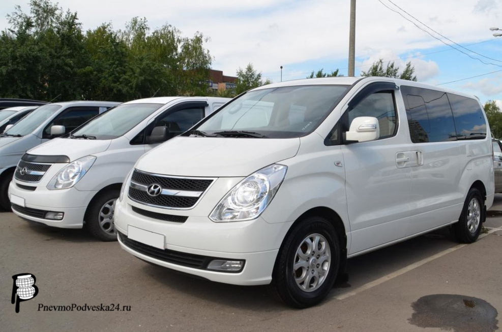 Hyundai Grand Starex на белом