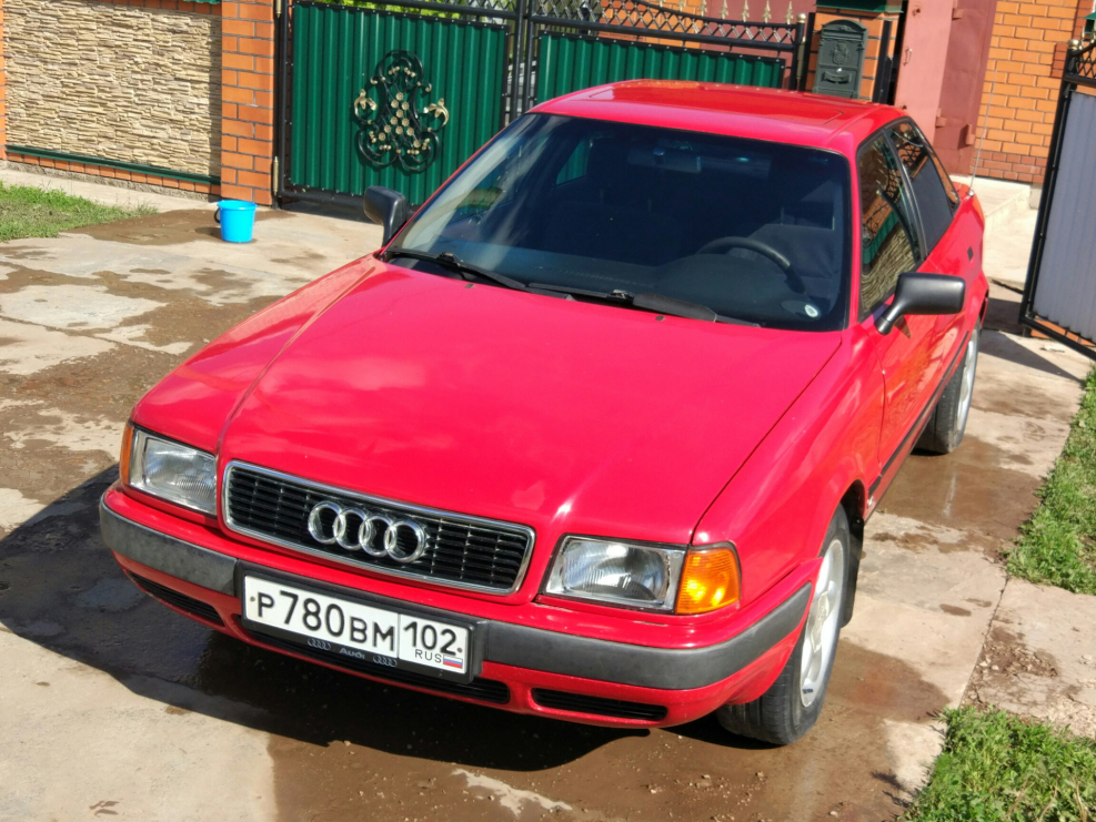 Audi 80 красная