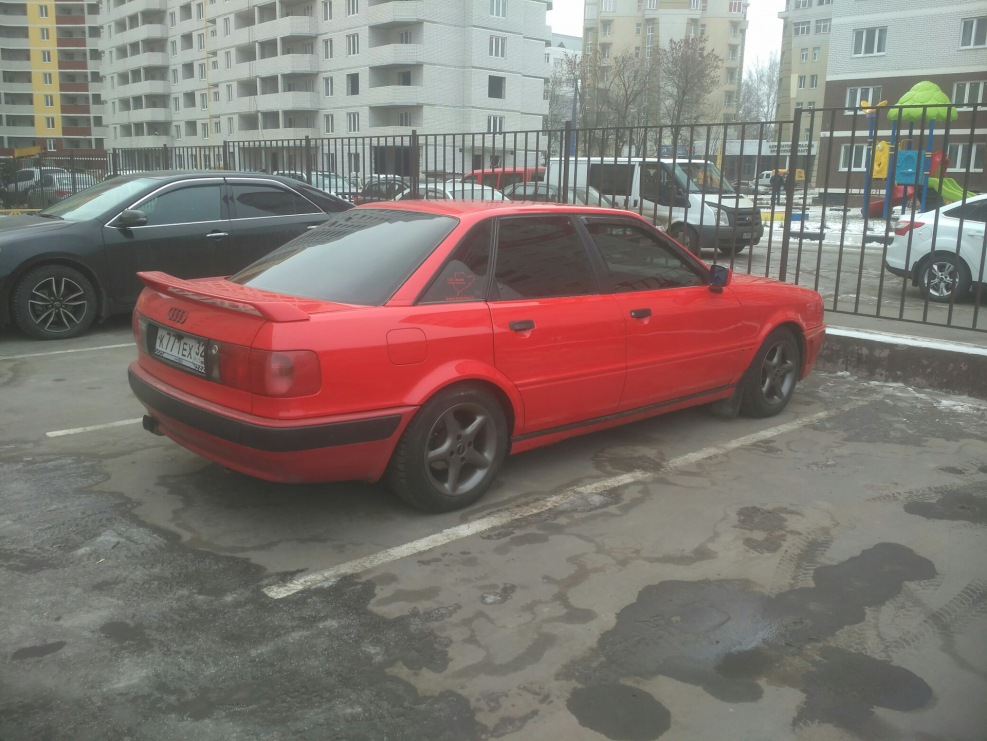 Audi 80 красная