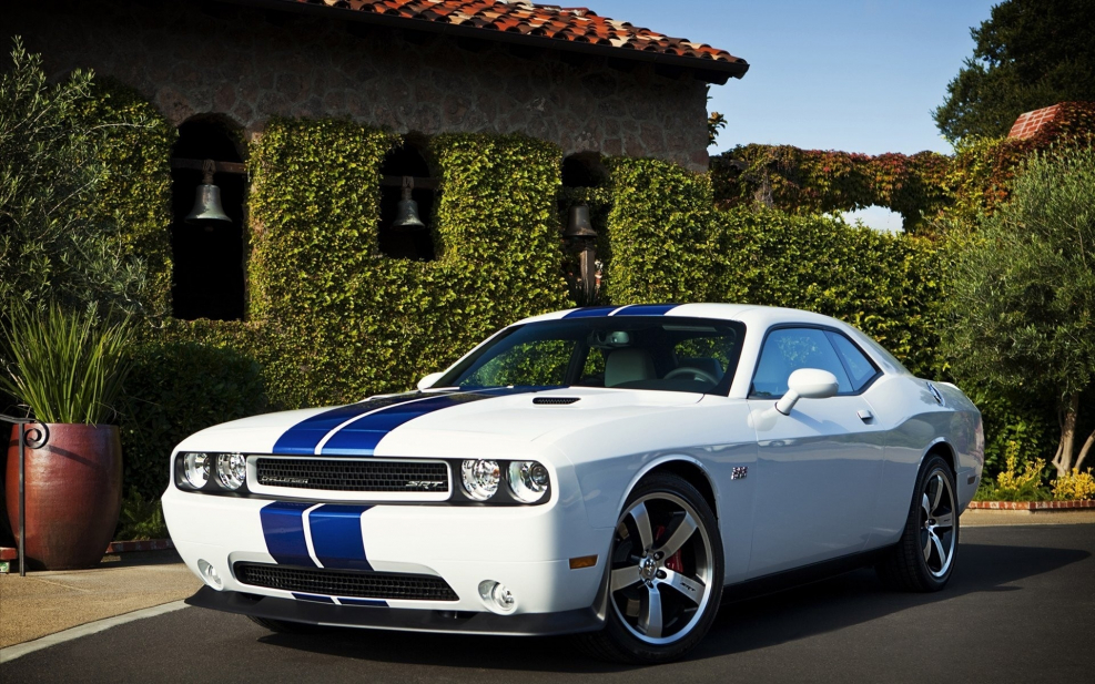 Dodge Challenger srt8 белый