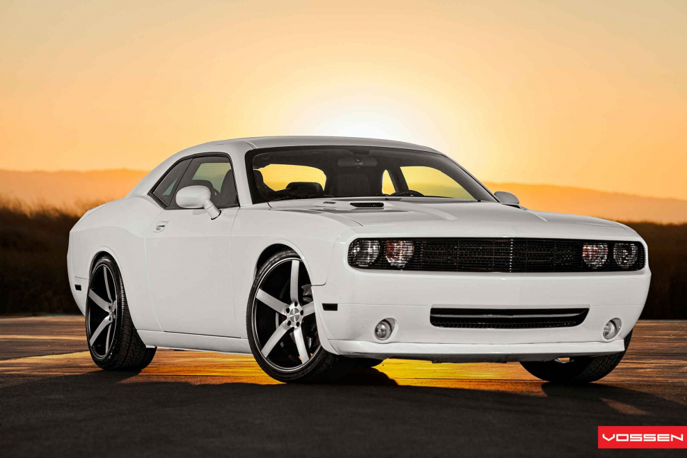 Машина dodge Challenger белый