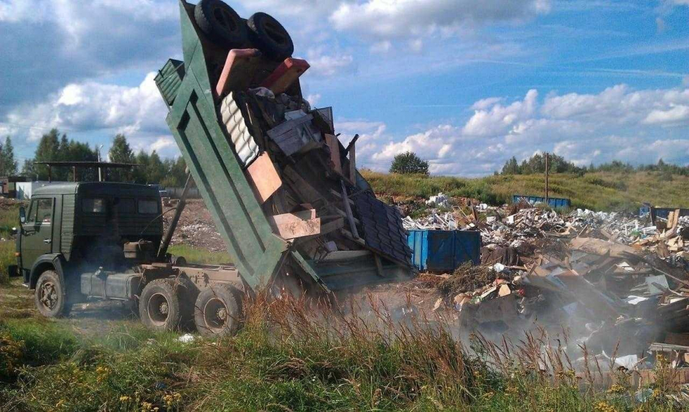 Строительный мусор в самосвале