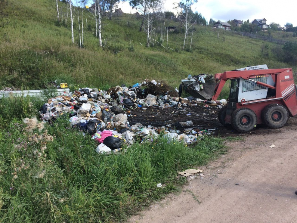 Погрузка мусора в КАМАЗ бобкэтом
