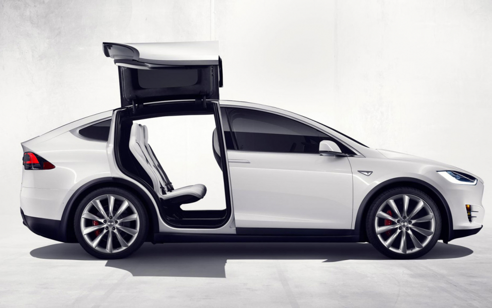 Tesla model x с открытыми дверями