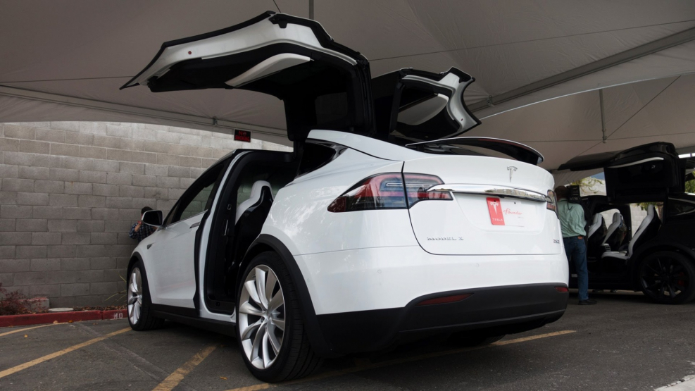 Tesla model x капот