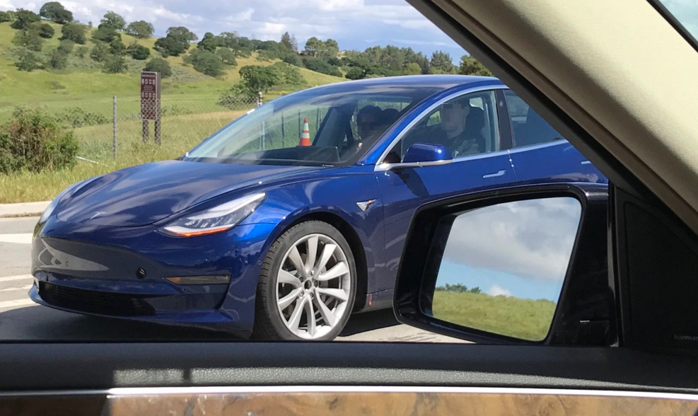 Tesla model 3 синяя