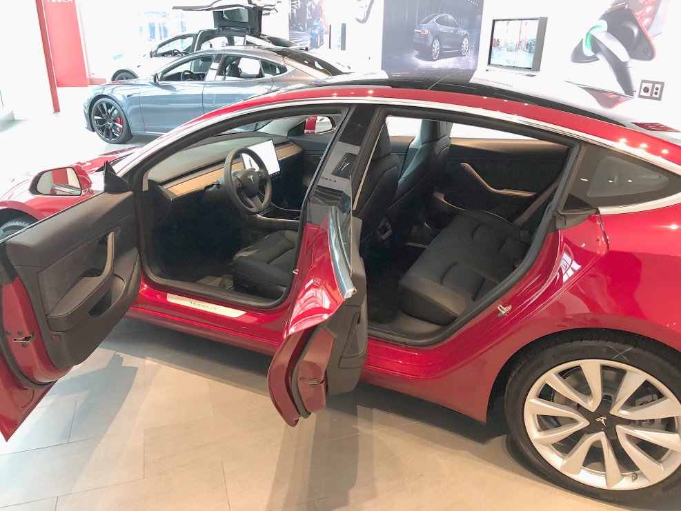 Tesla model x задние двери