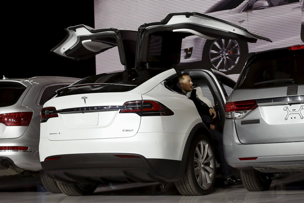 Tesla model x задние двери