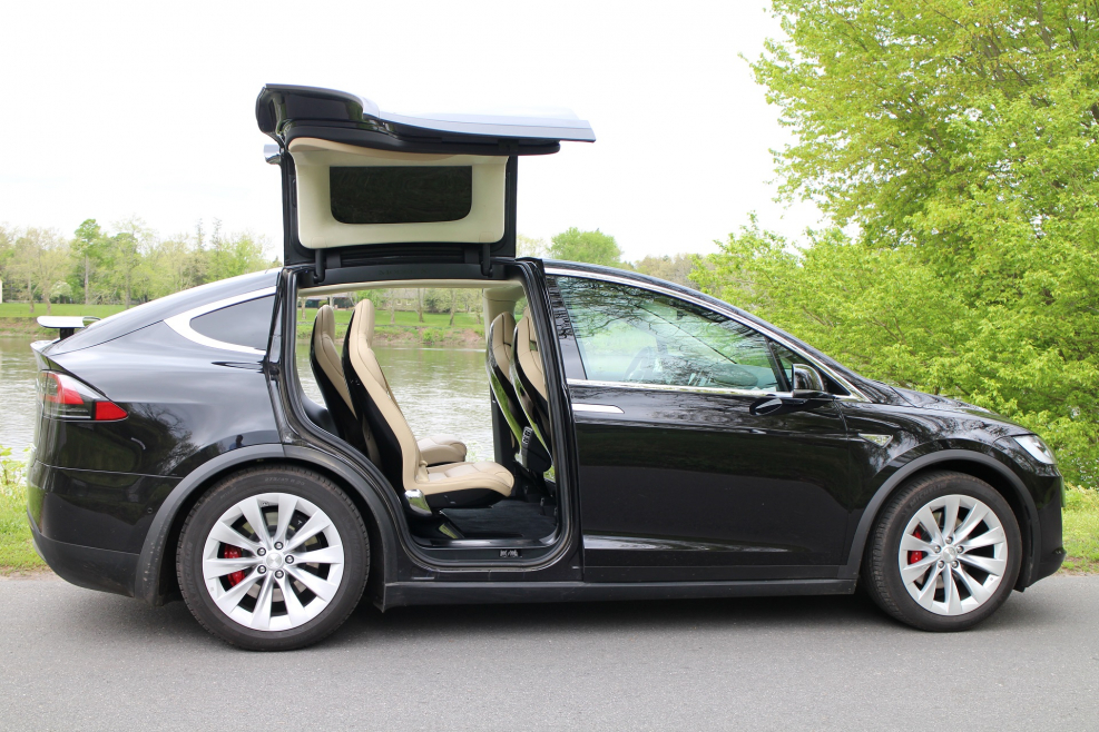 Автомобиль Tesla model x