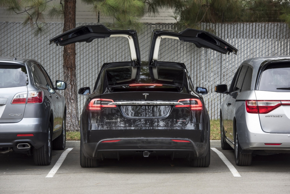 Tesla model x сзади