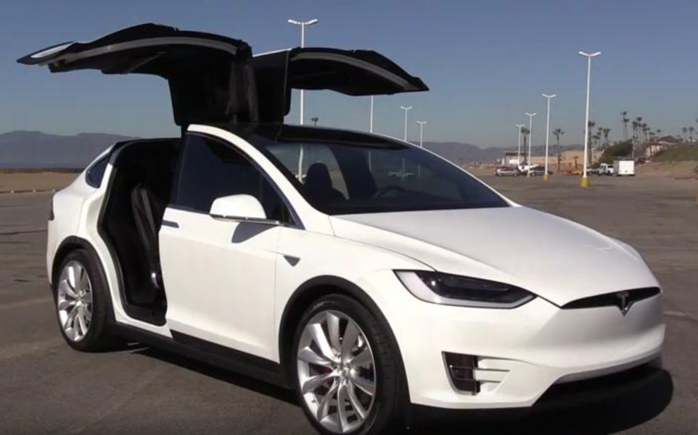Tesla model x открытые двери
