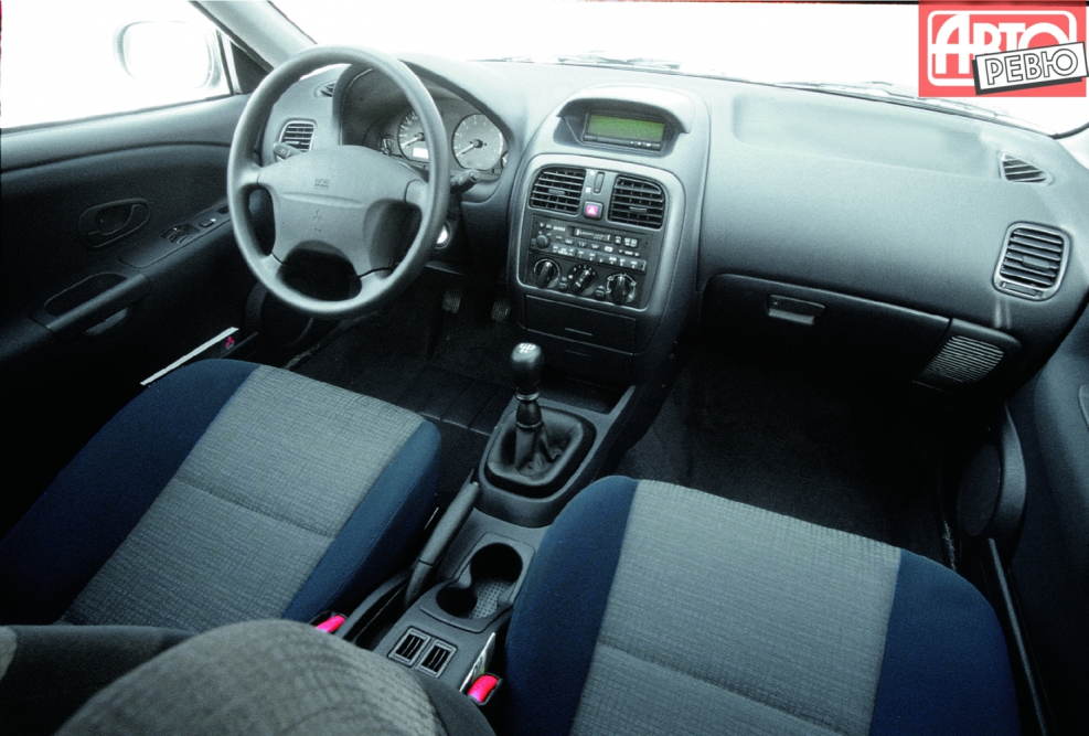 Mitsubishi Carisma 2003 1.6 салон