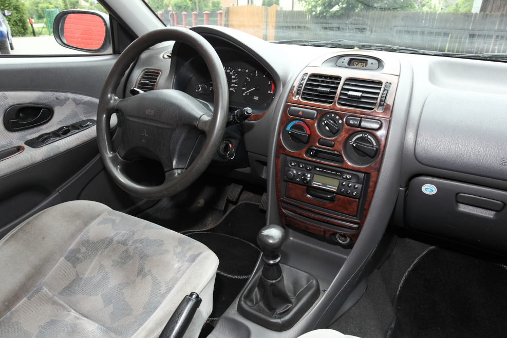 Mitsubishi Carisma 2003 1.6 салон
