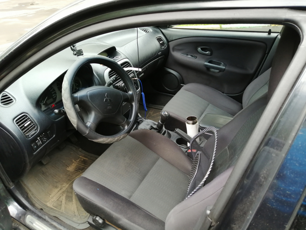 Mitsubishi Carisma 2003 1.6 салон