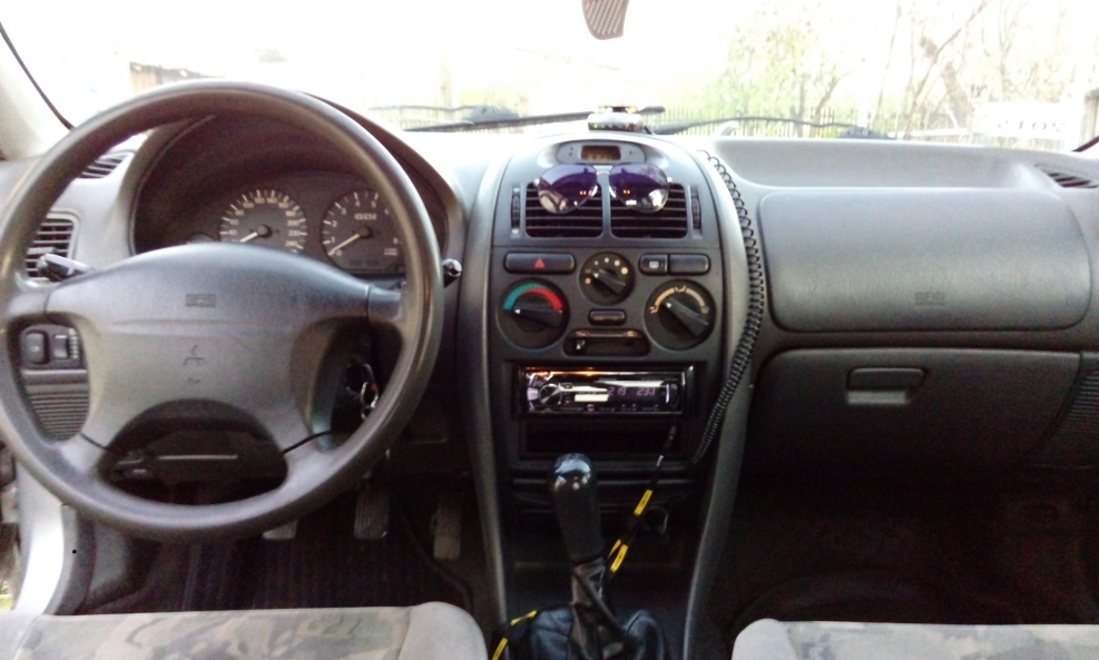 Mitsubishi Carisma 1998 салон