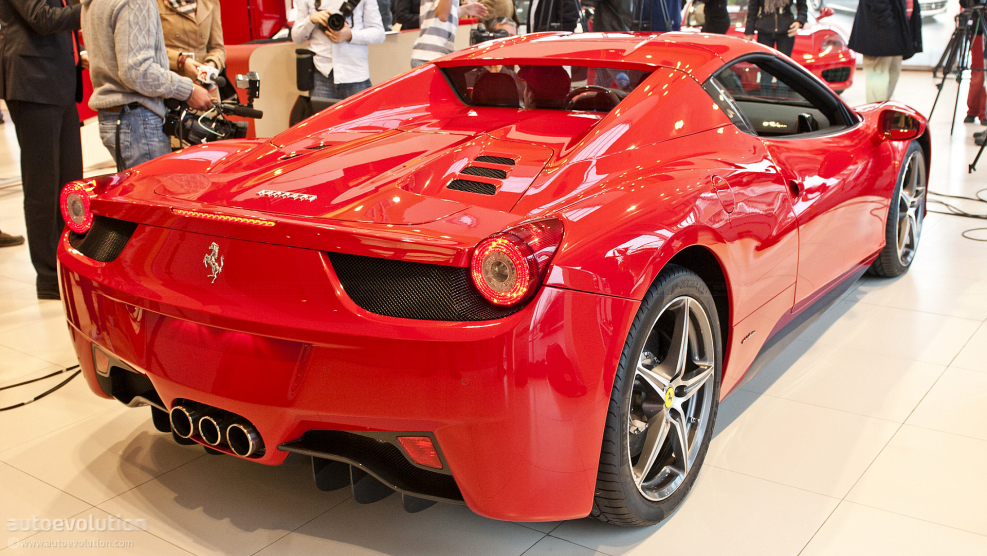 Машина Ferrari вид сзади