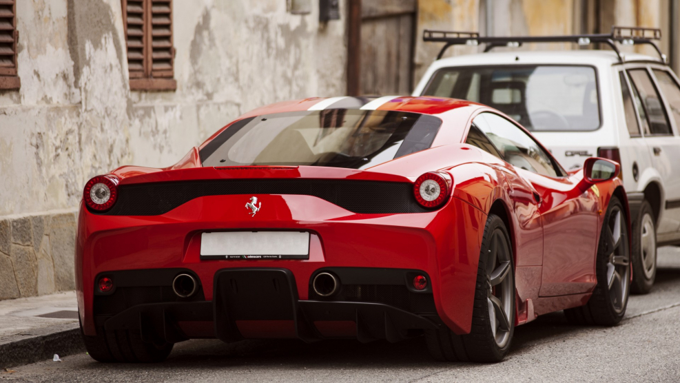 Красная Феррари 458 сзади