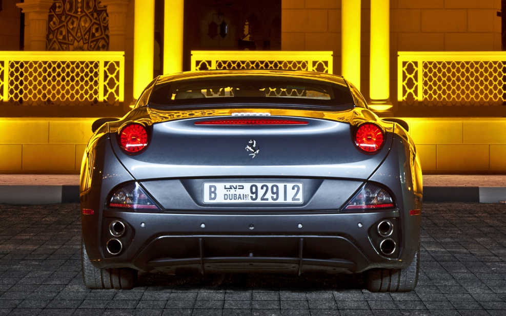 Ferrari California вид сзади