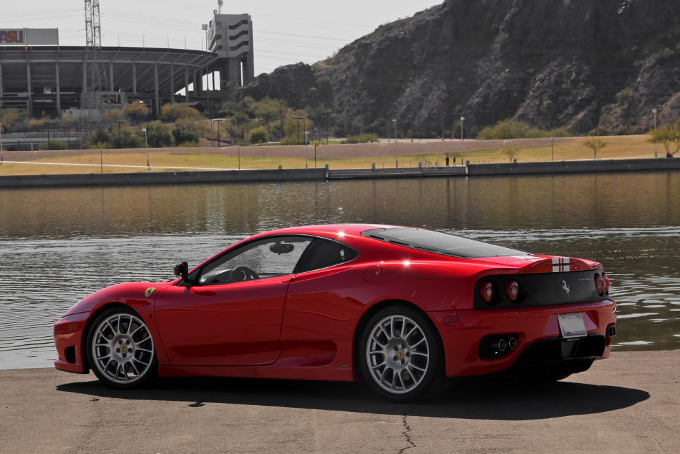 Ferrari вид сзади