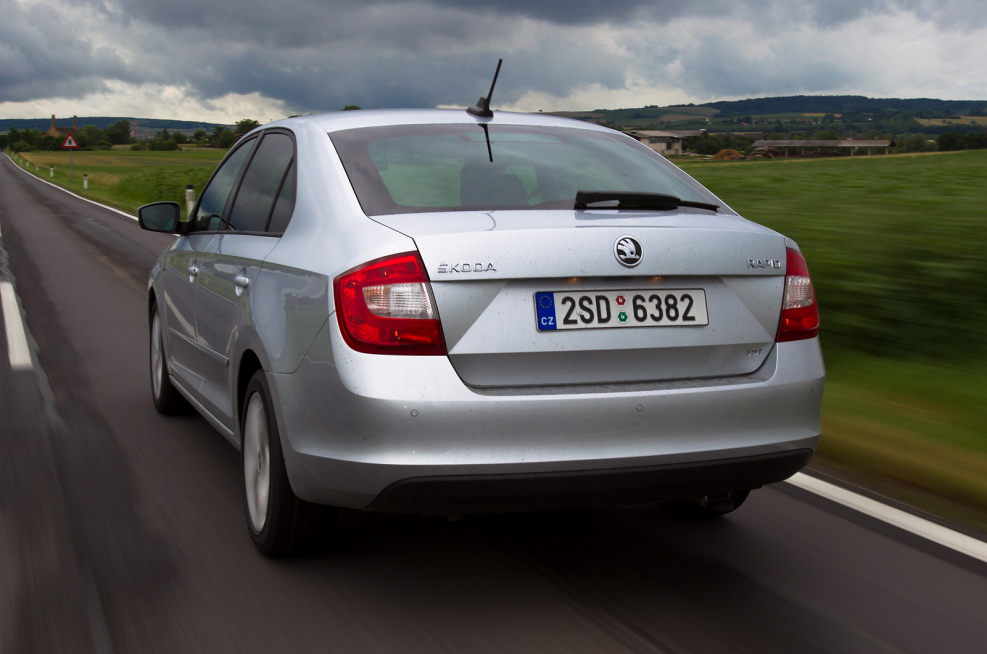 Skoda Rapid заднее стекло