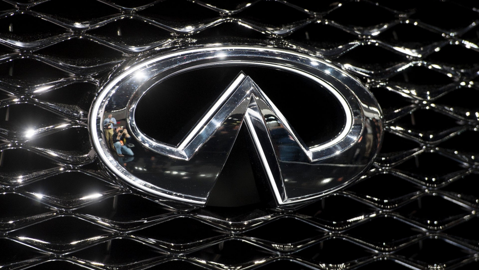 Infiniti надпись