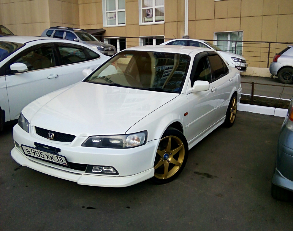 Honda Accord в белом кузове 1998